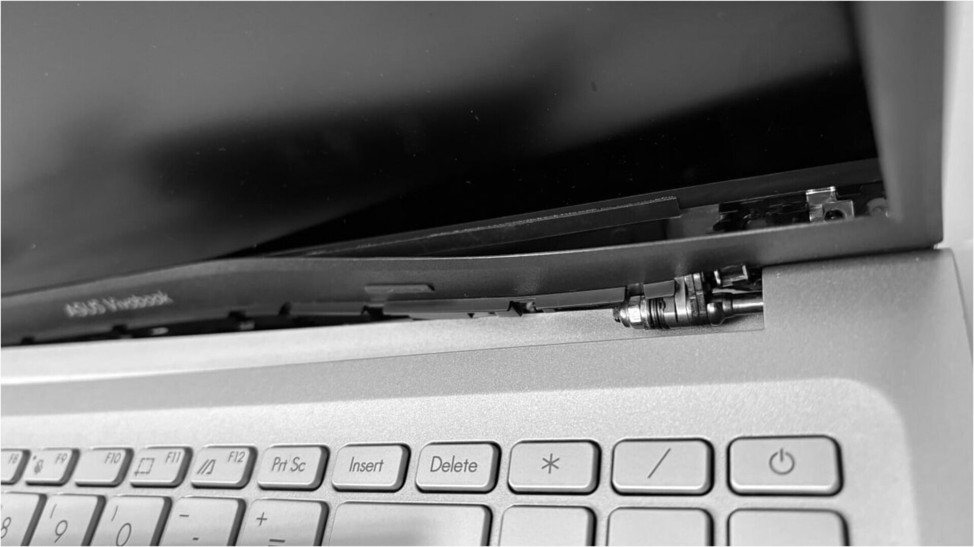 Замена петель крышки матрицы в ноутбуке